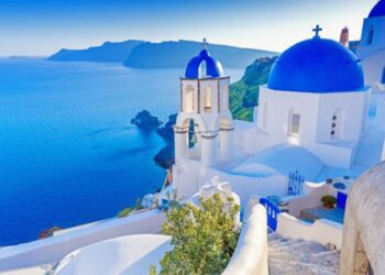 Φθινόπωρο στη Σαντορίνη διαφημίζει το Bloomberg: Δείτε πόσο πέφτουν οι τιμές