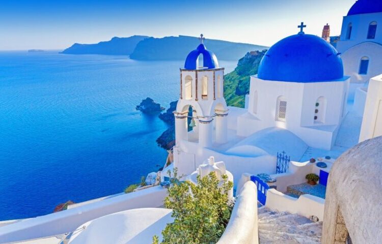 Φθινόπωρο στη Σαντορίνη διαφημίζει το Bloomberg: Δείτε πόσο πέφτουν οι τιμές