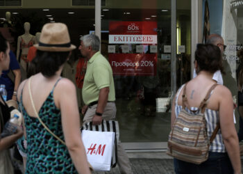 Μικρά κέρδη για το λιανεμπόριο από τον τουρισμό – Ενεργειακή κρίση και πληθωρισμός «ροκανίζουν» τα έσοδα