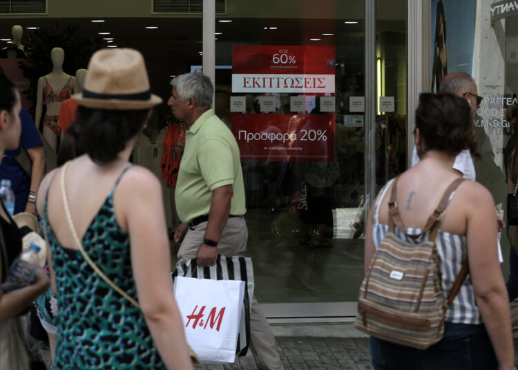 Μικρά κέρδη για το λιανεμπόριο από τον τουρισμό – Ενεργειακή κρίση και πληθωρισμός «ροκανίζουν» τα έσοδα