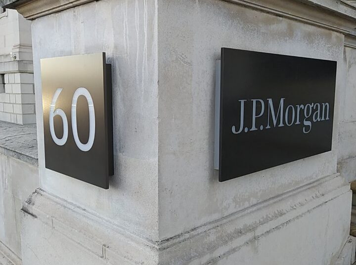 JP Morgan για ελληνικές τράπεζες: Οι πιο ελκυστικές αποτιμήσεις στην Ευρώπη (πίνακες)