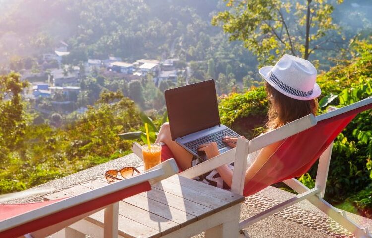 «Οδηγίες» για ψηφιακούς νομάδες: Οι 10 δουλειές που μπορείτε να κάνετε από παντού