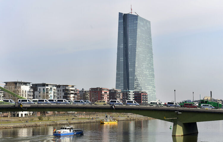 Bloomberg: Στο 80% οι πιθανότητες ύφεσης στην Ευρωζώνη