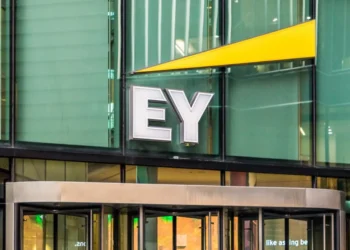 EY: Έσοδα – ρεκόρ ύψους 45,4 δισ. δολαρίων παγκοσμίως