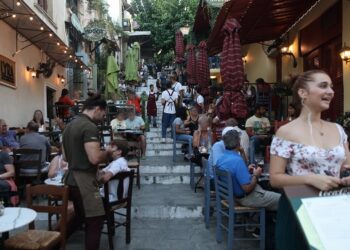 Πόσα ξοδεύουν οι επισκέπτες από τις πέντε μεγαλύτερες ξένες αγορές για τον ελληνικό τουρισμό