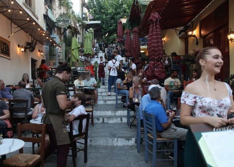 Πόσα ξοδεύουν οι επισκέπτες από τις πέντε μεγαλύτερες ξένες αγορές για τον ελληνικό τουρισμό