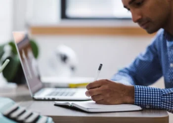 Adecco: Το 91% των υπαλλήλων αισθάνονται περισσότερο παραγωγικοί και χαρούμενοι με την τετραήμερη εργασία