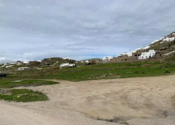 Οικογένεια Πατρώνη: Τέσσερα νέα σφυριά για τα οικόπεδα – «φιλέτα» στη Μύκονο (pics)