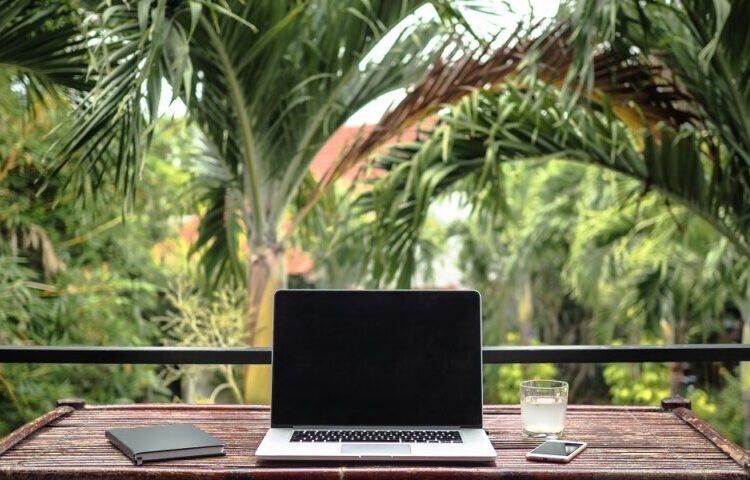 Airbnb: Οδηγίες για τηλεργασία από την «ειδικό» στους ψηφιακούς νομάδες