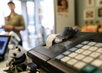 Έρχονται τα πρόστιμα για 150.000 επαγγελματίες που έχουν τις ταμειακές τους… offline