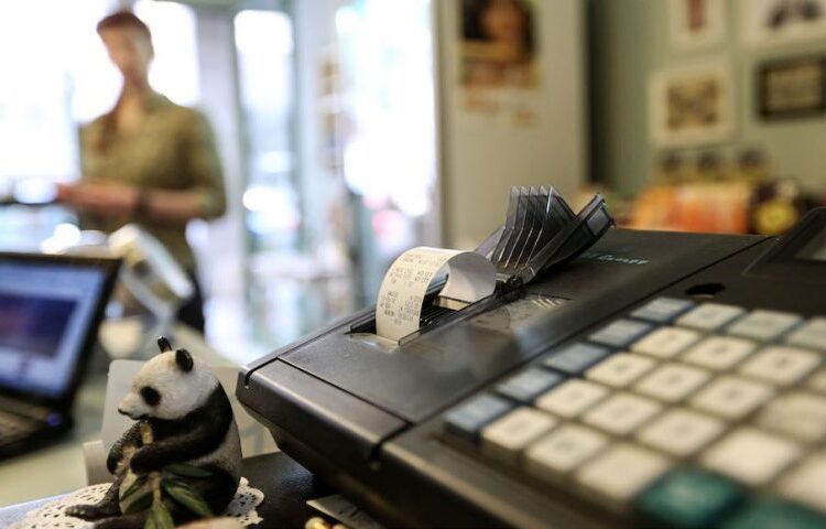 Έρχονται τα πρόστιμα για 150.000 επαγγελματίες που έχουν τις ταμειακές τους… offline