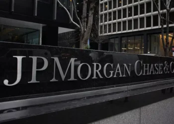 J.P. Morgan: Έξι λόγοι για να μην «σορτάρετε» τις ευρωπαϊκές μετοχές – Βλέπει ύφεση στην Ευρωζώνη