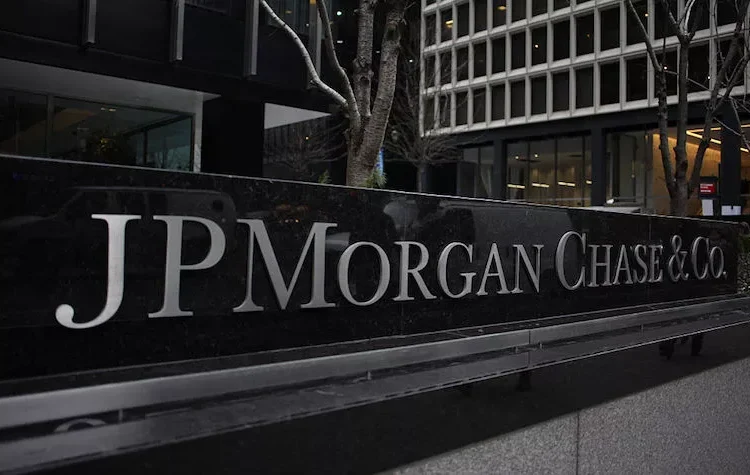 J.P. Morgan: Έξι λόγοι για να μην «σορτάρετε» τις ευρωπαϊκές μετοχές – Βλέπει ύφεση στην Ευρωζώνη