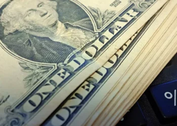 Το δολάριο απειλεί να «σκάσει» την παγκόσμια οικονομία – Πότε θα σταματήσει η FED να το ανεβάζει;