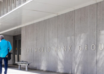 Παγκόσμια Τράπεζα: Επένδυσε 15 δισ. δολάρια στα ορυκτά καύσιμα