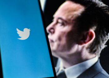 Χάος στο Twitter, ο Μασκ απολύει το 50% των υπαλλήλων της εταιρείας