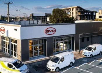 Tesla vs BYD: Ο «πόλεμος» των δισ. για τα ηλεκτρικά αυτοκίνητα μεταφέρεται και στην Ελλάδα