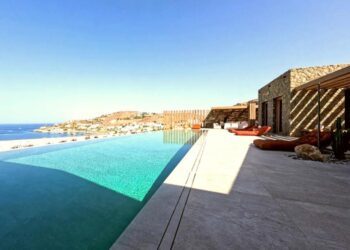 Μύκονος: Μια πολυτελής υπόσκαφη βίλα με το όνομα «Υβόννη» ψάχνει νέο ιδιοκτήτη με 7,5 εκατ. ευρώ μέσω Sotheby’s