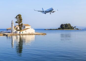 Ακρίβεια: Οι Ευρωπαίοι κόβουν τα μπάτζετ των διακοπών – Πώς επηρεάζεται η Ελλάδα