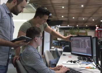 Elevate Greece: Τις 700 έφτασαν οι εγγραφές των startups