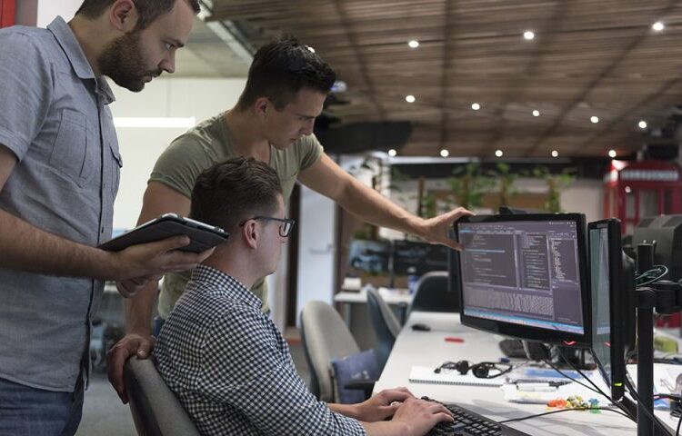 Elevate Greece: Τις 700 έφτασαν οι εγγραφές των startups