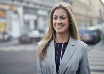 Έρευνα Schroders: Οι «έμπειροι» επενδυτές «βλέπουν» τη βιωσιμότητα ως κλειδί για αποδόσεις