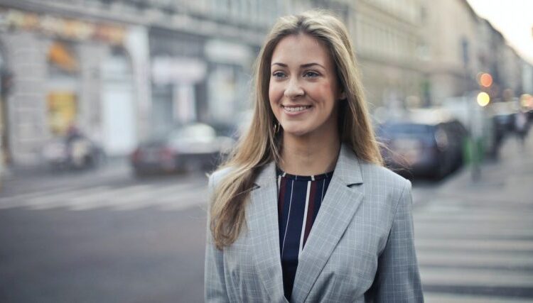 Έρευνα Schroders: Οι «έμπειροι» επενδυτές «βλέπουν» τη βιωσιμότητα ως κλειδί για αποδόσεις