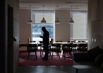 PwC: Βελτιωμένη αλλά κάτω από τη βάση η ανταγωνιστικότητα της Ελλάδας