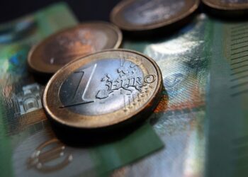 Οικονομία: Τα ρίσκα από εμπορικό ισοζύγιο και πληθωρισμό