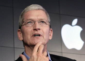 Ο Τιμ Κουκ της Apple θα μειώσει κατά 40% της αποδοχές του φέτος