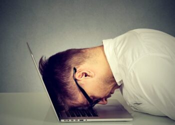 Burnout: Τρία red flags πριν καν πείτε «ναι» σε μια νέα δουλειά