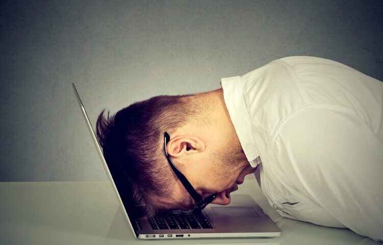 Burnout: Τρία red flags πριν καν πείτε «ναι» σε μια νέα δουλειά