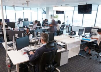 Κατώτατος μισθός: Τα σενάρια, οι ενστάσεις του ΟΟΣΑ και η θέση μας στην Ευρώπη