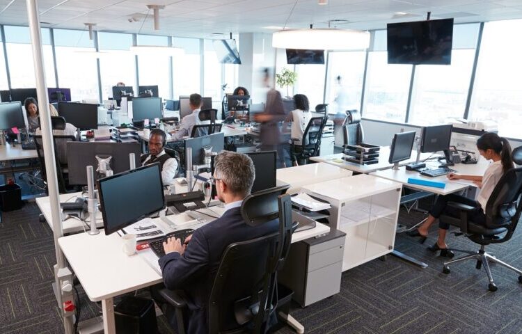 Κατώτατος μισθός: Τα σενάρια, οι ενστάσεις του ΟΟΣΑ και η θέση μας στην Ευρώπη