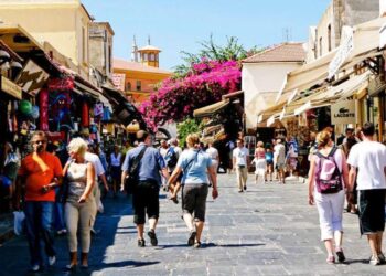 Ελληνικός τουρισμός: «Σημαδεύει» τα 20 δισ. ευρώ έσοδα το 2023