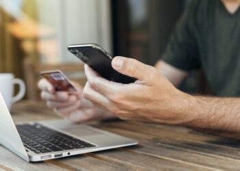 Μειώνουν τις online δαπάνες τους οι καταναλωτές – Τι δείχνει έρευνα