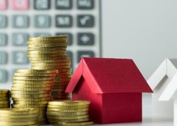 Σε διπλό κλοιό οι δανειολήπτες – Οι κίνδυνοι από επιτόκια και πλειστηριασμούς