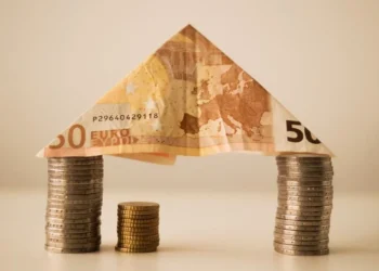 Τράπεζες: Σε βέρτιγκο οι δανειολήπτες με την κούρσα των επιτοκίων – Πόσο αυξάνονται οι δόσεις