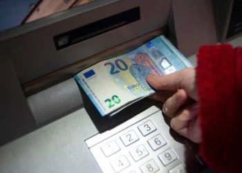 Ευρωζώνη: Ο πληθωρισμός αδειάζει τους τραπεζικούς λογαριασμούς