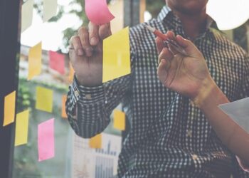 EY: Αύξηση 10% στα έσοδα των μεγαλύτερων οικογενειακών επιχειρήσεων του κόσμου