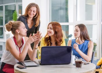 Έρευνα: Είναι αυτός ο λόγος που οι γυναίκες της Gen Z βγάζουν λιγότερα από τους άντρες;