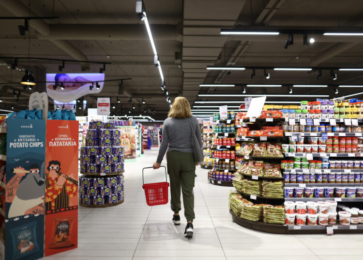 ΕΥ: Ποιες αγορές “κόβουν” οι Έλληνες καταναλωτές για να αντιμετωπίσουν την ακρίβεια