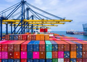 Μείωση στις εισαγωγές και αύξηση εξαγωγών τον Φεβρουάριο