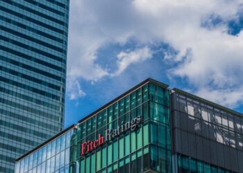 Fitch: Τι κερδίζουν και τι χάνουν οι τράπεζες από το «πάγωμα» των επιτοκίων
