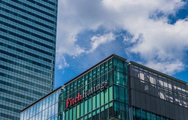 Fitch: Τι κερδίζουν και τι χάνουν οι τράπεζες από το «πάγωμα» των επιτοκίων