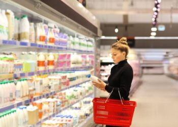 Σούπερ μάρκετ: Ανατιμήσεις 12,2% σπρώχνουν την κατανάλωση σε private label, μεγάλα καταστήματα