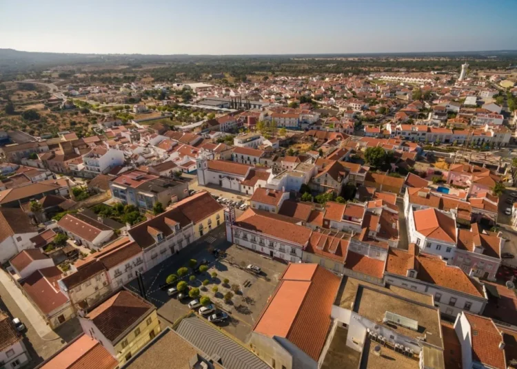 Χρυσή βίζα: Γιατί «ξεθωριάζουν» τα προγράμματα στην Ευρώπη και πόσο ευθύνονται για την αύξηση στις τιμές ακινήτων