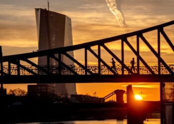 ΕΚΤ: Οι αυξήσεις επιτοκίων απειλούν τη σταθερότητα – Κίνδυνος ανεξέλεγκτης πτώσης στα ακίνητα