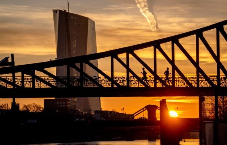 ΕΚΤ: Οι αυξήσεις επιτοκίων απειλούν τη σταθερότητα – Κίνδυνος ανεξέλεγκτης πτώσης στα ακίνητα