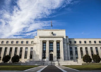 Τι θα γίνει με τα επιτόκια: Πλησιάζει το «τέλος» των αυξήσεων στις ΗΠΑ, επιμένει στη σύσφιγξη η Ευρωζώνη